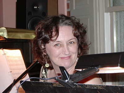 Cheryl Hodge at the piano between sets